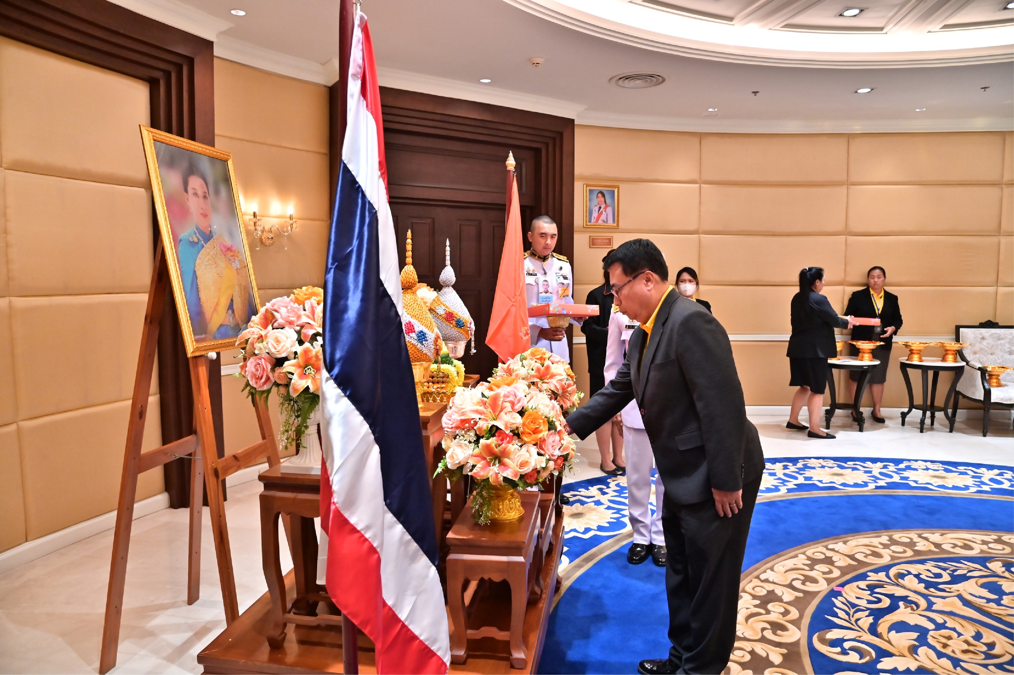 ﻿กรมบังคับคดี ร่วมรับพระราชทานของขวัญปีใหม่ เนื่องในวาระดิถีขึ้นปีใหม่ 2568 เบื้องหน้าพระฉายาลักษณ์ สมเด็จพระเจ้าลูกเธอ เจ้าฟ้าพัชรกิติยาภา นเรนทิราเทพยวดี กรมหลวงราชสาริณีสิริพัชร มหาวัชรราชธิดา
